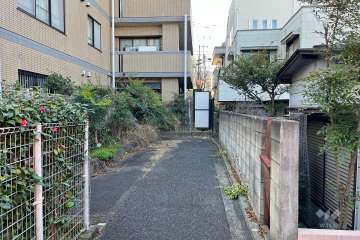 敷地の東側前面通路（東側から）