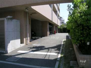 建物1階部分にある敷地内駐車場