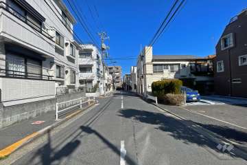 敷地西側の前面道路（南側から）