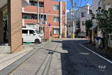 敷地の南東側前面道路（南西側から）