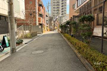 敷地の北東側前面道路（北西側から）