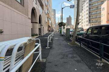 敷地の北西側前面道路（北東側から）