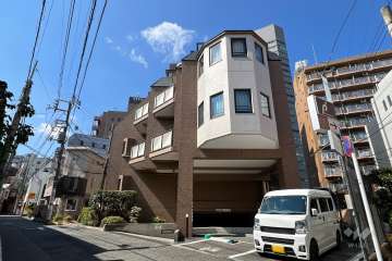 フリーディオ四谷三丁目の外観（南東側から）