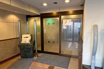 エントランスはオートロック付きです。