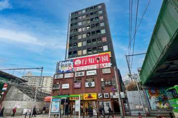 タックイレブン高田馬場の外観（南側から）