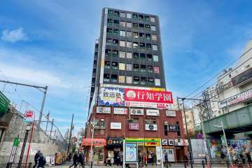 タックイレブン高田馬場の外観（南西側から）