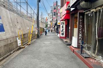 敷地西側の前面道路