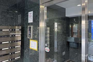 エントランスはオートロック付きです。