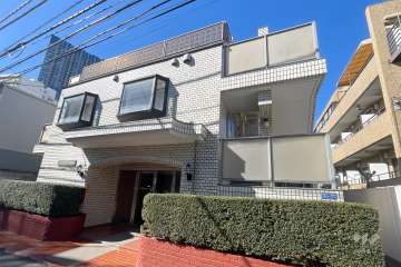 パールマンション高田馬場の外観（東側から）