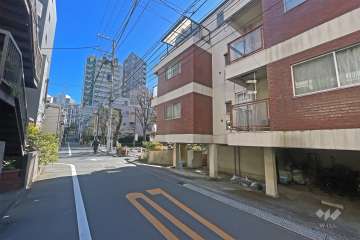 敷地の北側前面道路（西側から）