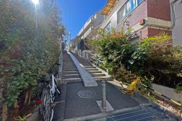 敷地の東側前面道路（北側から）