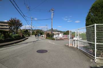敷地西側の前面道路