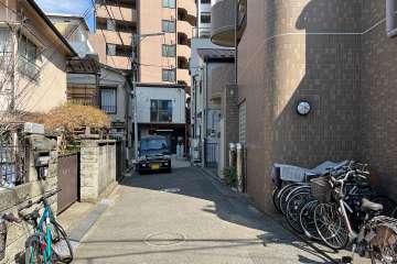 敷地西側の前面道路