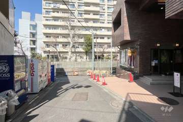 敷地西側の前面道路