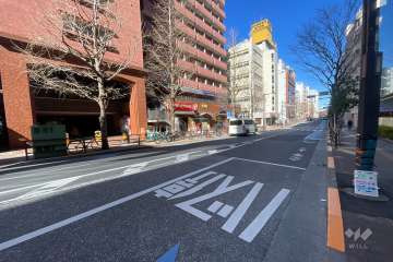 敷地西側の前面道路