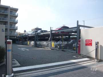 敷地内駐車場。出入り口はロボットゲート付きです。