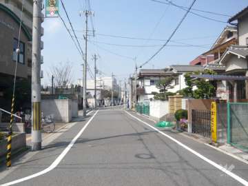 周辺は住宅とマンションが混在する住宅地です。