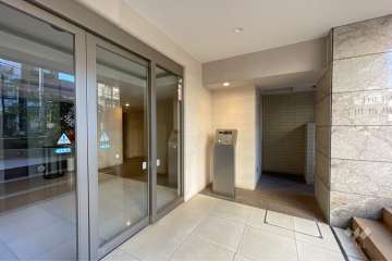 エントランスはオートロック付きです。