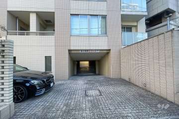 駐車場の出入り口（リングシャッター付き）