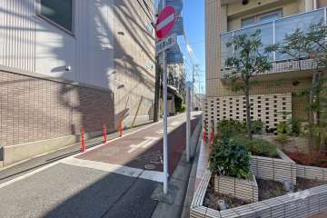 敷地の北東側前面道路（北西側から）