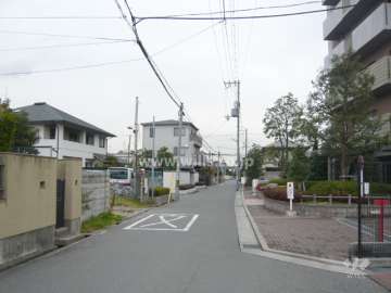周辺はマンションと一戸建てが混在する住宅地です。