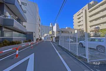 敷地の東側前面道路（北側から）