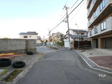 敷地東側の前面道路（北側から）