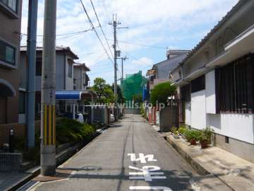 周辺はマンションと一戸建てが混在する静かな住宅地です。