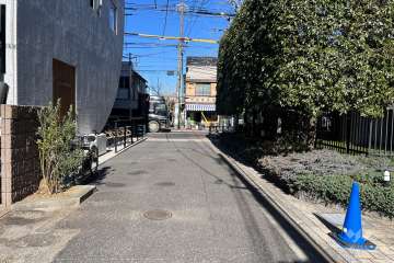 敷地の西側前面道路（南側から）