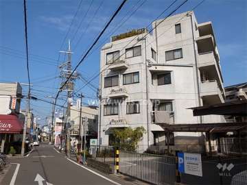 パルティータの外観（南西側から）　駅前に立地し、周辺には店舗と住宅が混在しています。