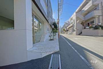 敷地の南西側前面道路（北西側から）