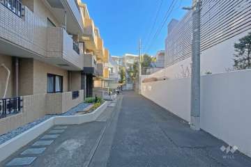 敷地の北西側前面道路（北東側から）