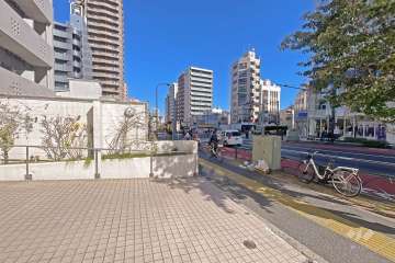 敷地東側の前面道路（南側から）