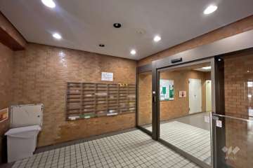 エントランスはオートロック付きです。