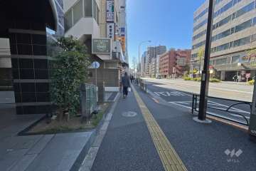 敷地西側の前面道路（外苑東通り）