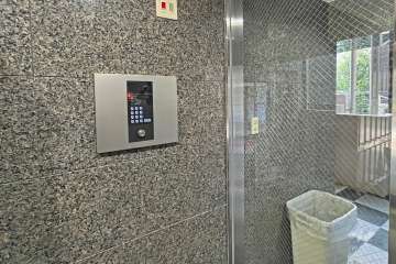 エントランスはオートロック付きです。