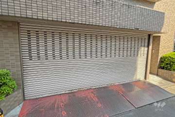 駐車場の出入り口(シャッター付)