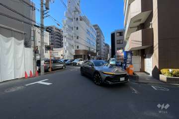 敷地の南側前面道路（東側から）