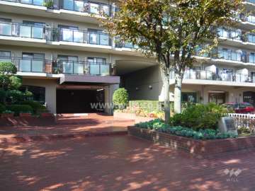 エントランス前には植栽スペースが設けられ、床面はタイル貼りです。