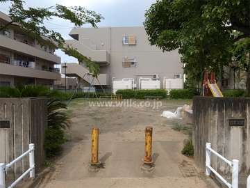 敷地の南側には野里公園があります。