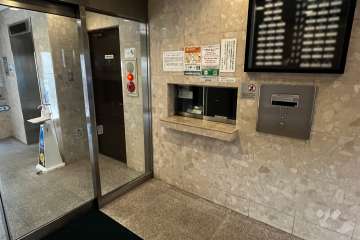 エントランスはオートロック付きです。