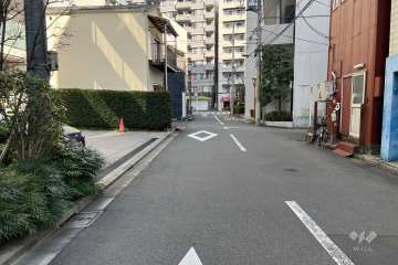 敷地南側の前面道路（西側から）