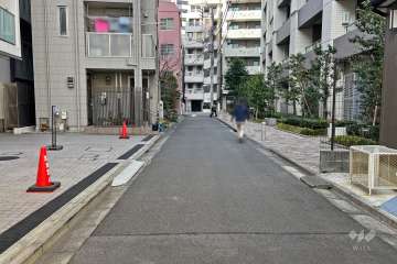敷地東側の前面道路（南側から）