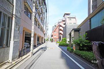 敷地北側の前面道路