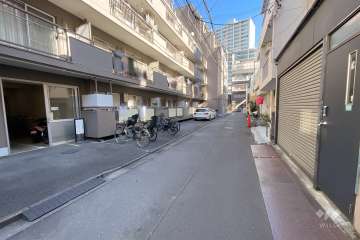 敷地南側の前面道路（西側から）