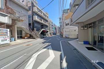 敷地東側の前面道路（北側から）
