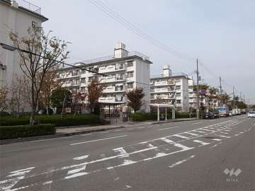 御園団地の全景。敷地東側は4車線の通りで、敷地に隣接してバス停があります。