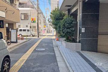 敷地南側の前面道路（東側から）