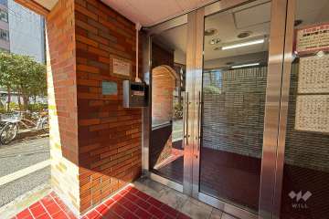 エントランスはオートロック付きです。