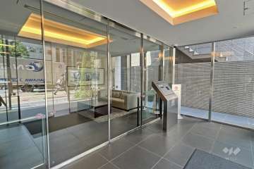 エントランスはオートロック付きです。